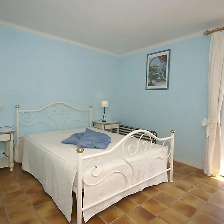 - 2 Villa *